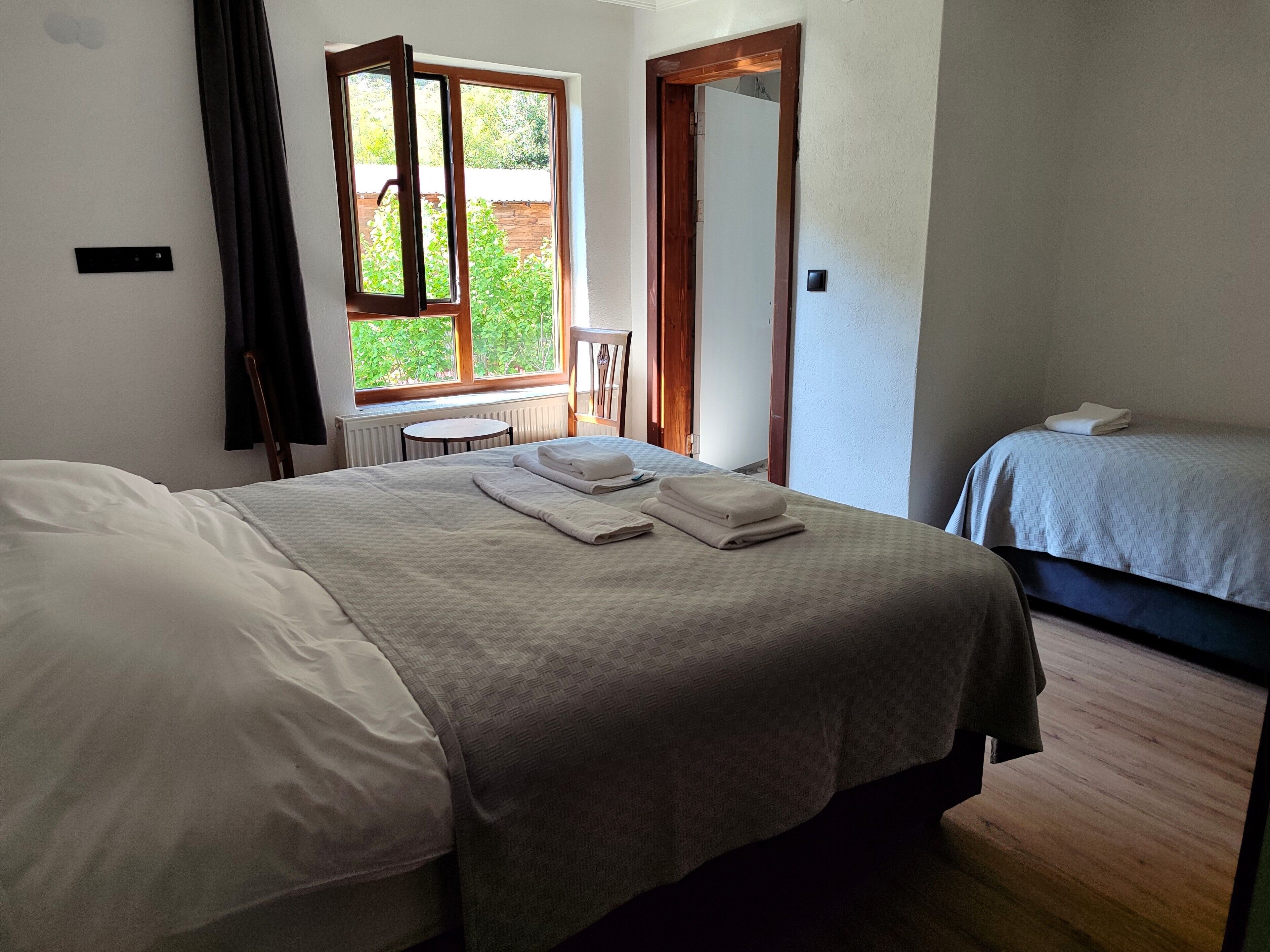 standard triple room | 1 bedroom, premium bedding, desk, laptop workspace