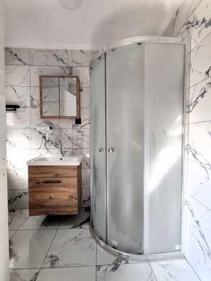 Ducha, artículos de tocador gratuitos, secador de pelo, pantuflas