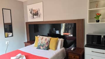 Premium bedding, in-room safe, laptop workspace, iron/ironing board