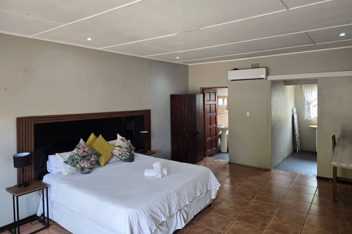 Deluxe Quadruple Room | Premium bedding, in-room safe, laptop workspace, iron/ironing board