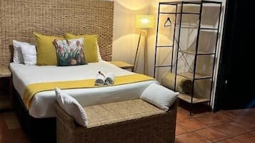 Luxury Double Room | Peralatan tempat tidur premium, peti besi dalam bilik