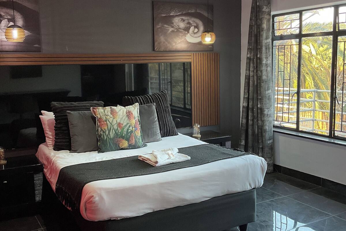 Deluxe House | Premium bedding, in-room safe, laptop workspace, iron/ironing board