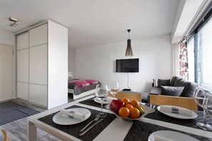 Apartamento superior, vistas parciales al mar | Zona de estar | Una televisión de pantalla plana