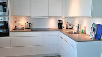 Apartamento superior, vistas parciales al mar | Servicio de comidas en la habitación