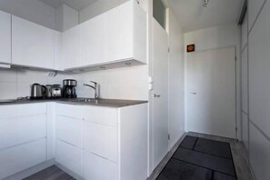 Frigorífico, microondas, horno y placa de cocina