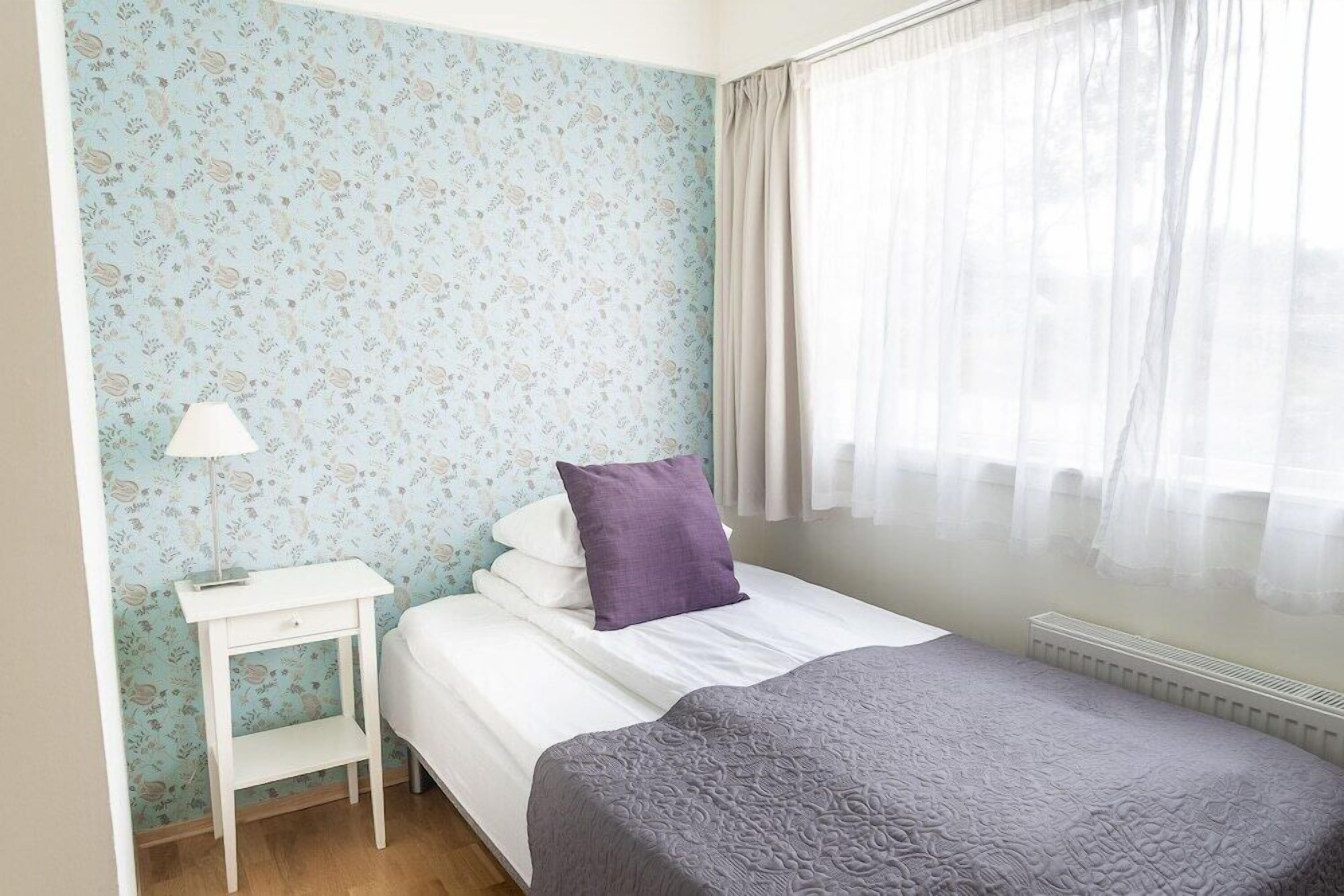 Cortinas blackout, wifi gratis y ropa de cama 
