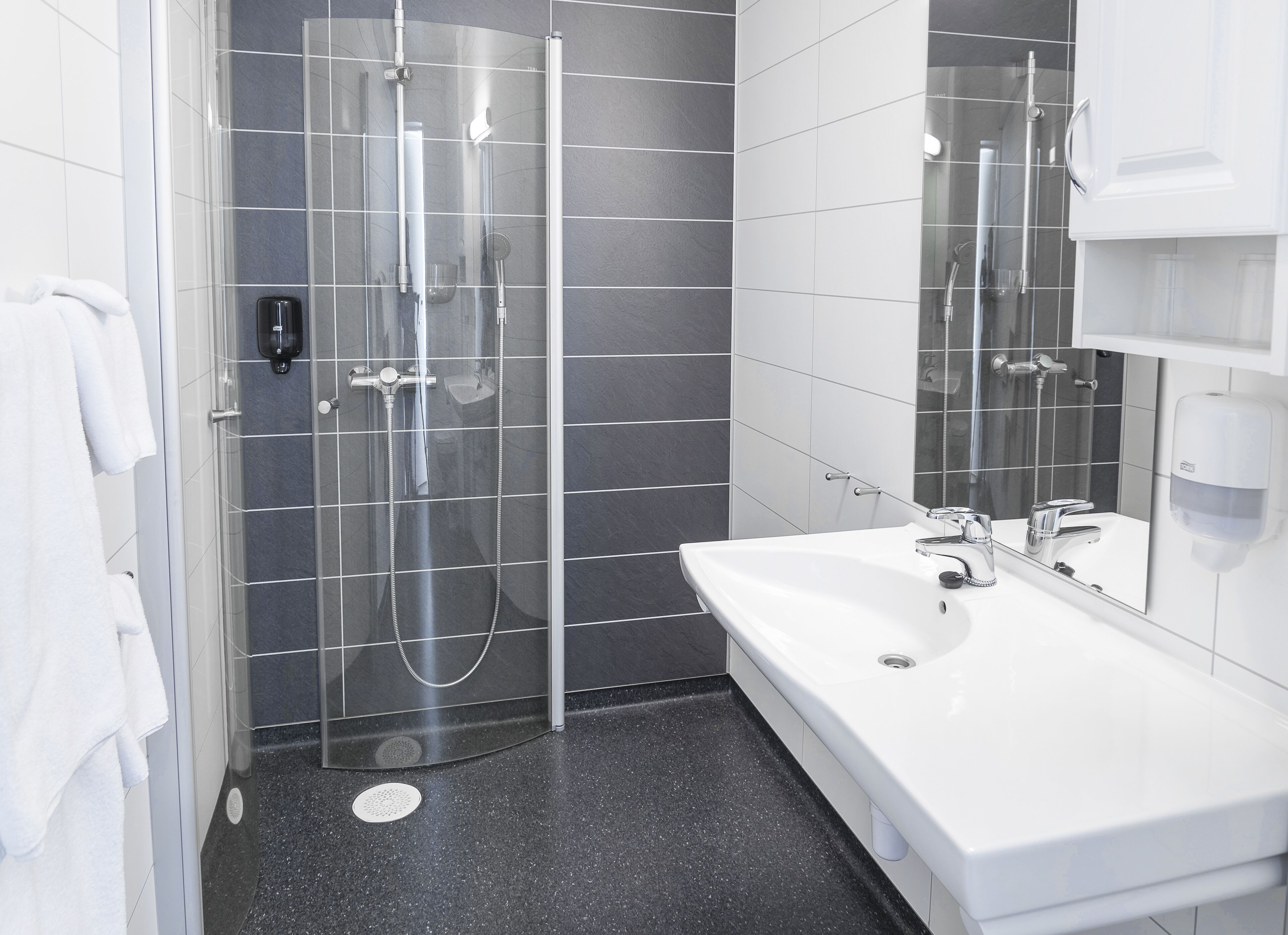 comfort double room | bathroom | shower, free toiletries, hair dryer, towels