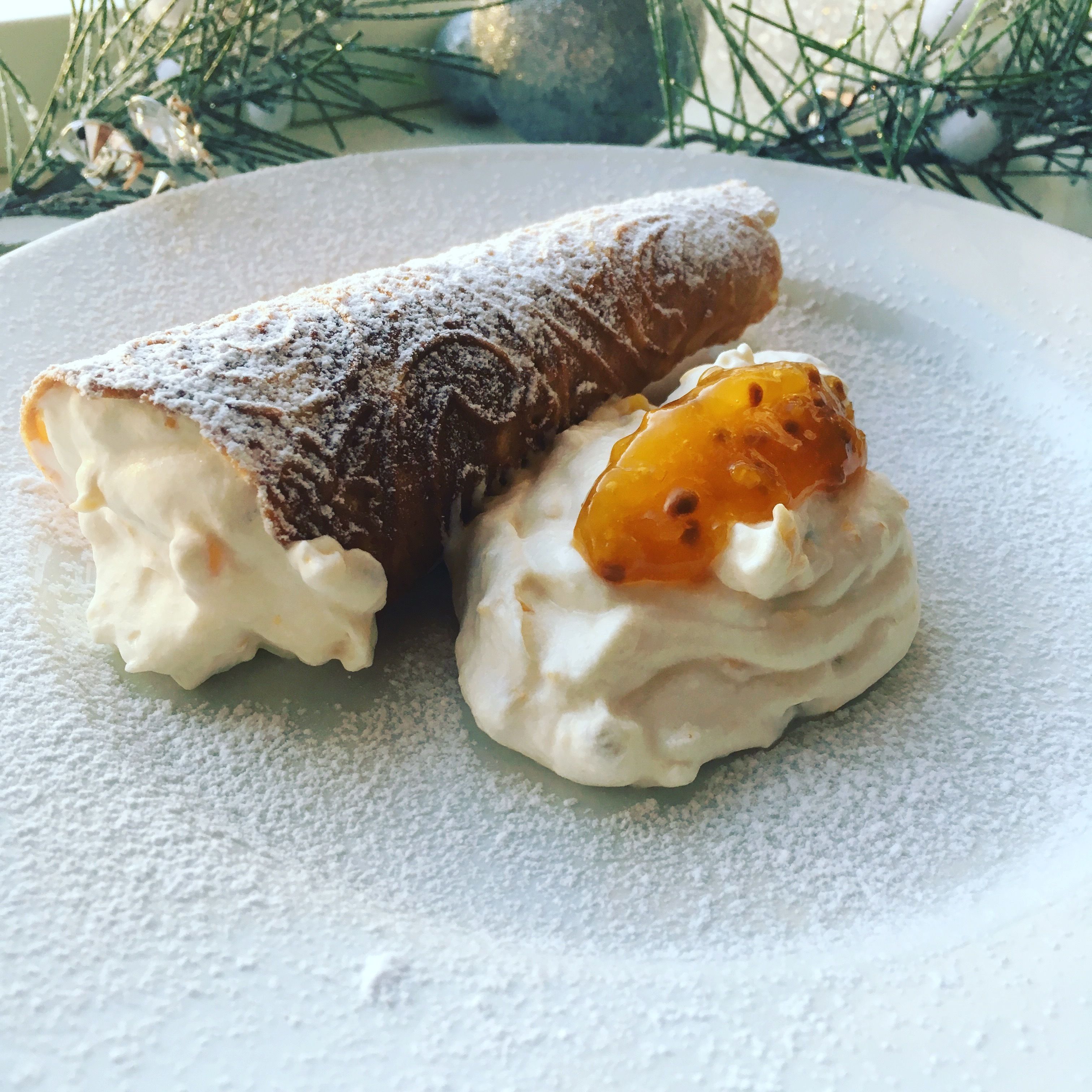 Eine Nachspeise aus Blätterteig und einem mit Creme gefüllten Gebäck mit Obst.