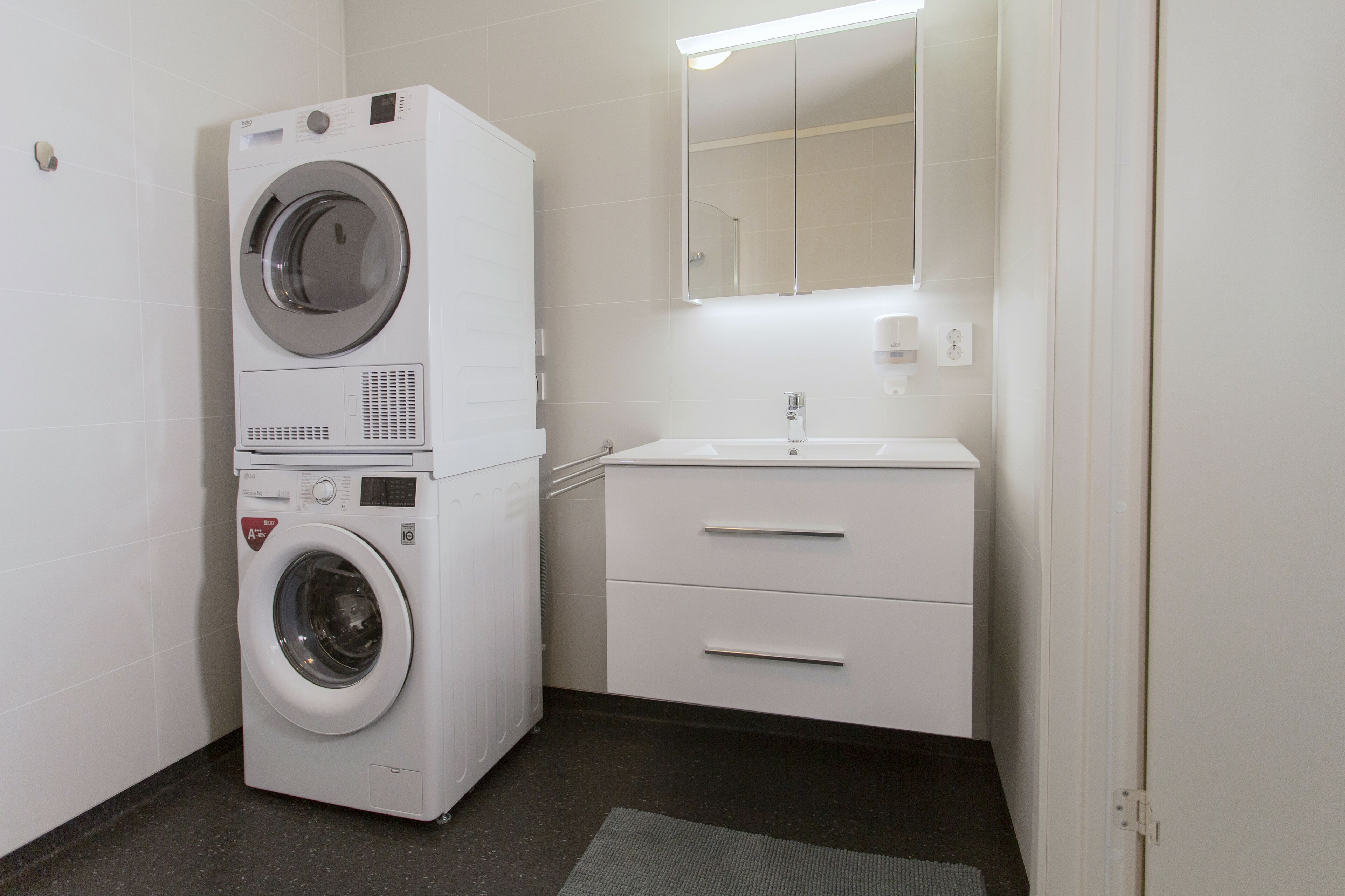 apartment | bathroom | shower, free toiletries, hair dryer, towels