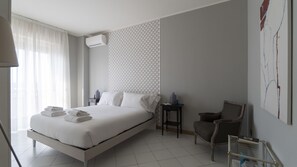 Appartement (1 Bedroom) | 1 slaapkamer, individueel gemeubileerd, een bureau, geluiddichte muren