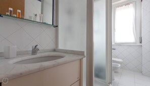 Een douche, gratis toiletartikelen, een haardroger, een bidet