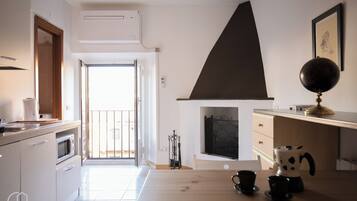 Mikrobølgeovn, kokeplater, oppvaskmaskin og vannkoker