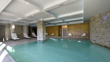 Indoor spa tub