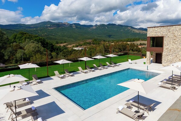 Piscine intérieure, chaises longues