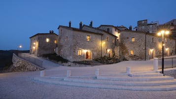 Fachada de la propiedad por la tarde o noche