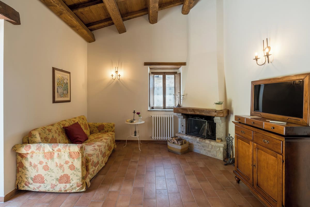 32-inch LCD TV with digital channels, TV