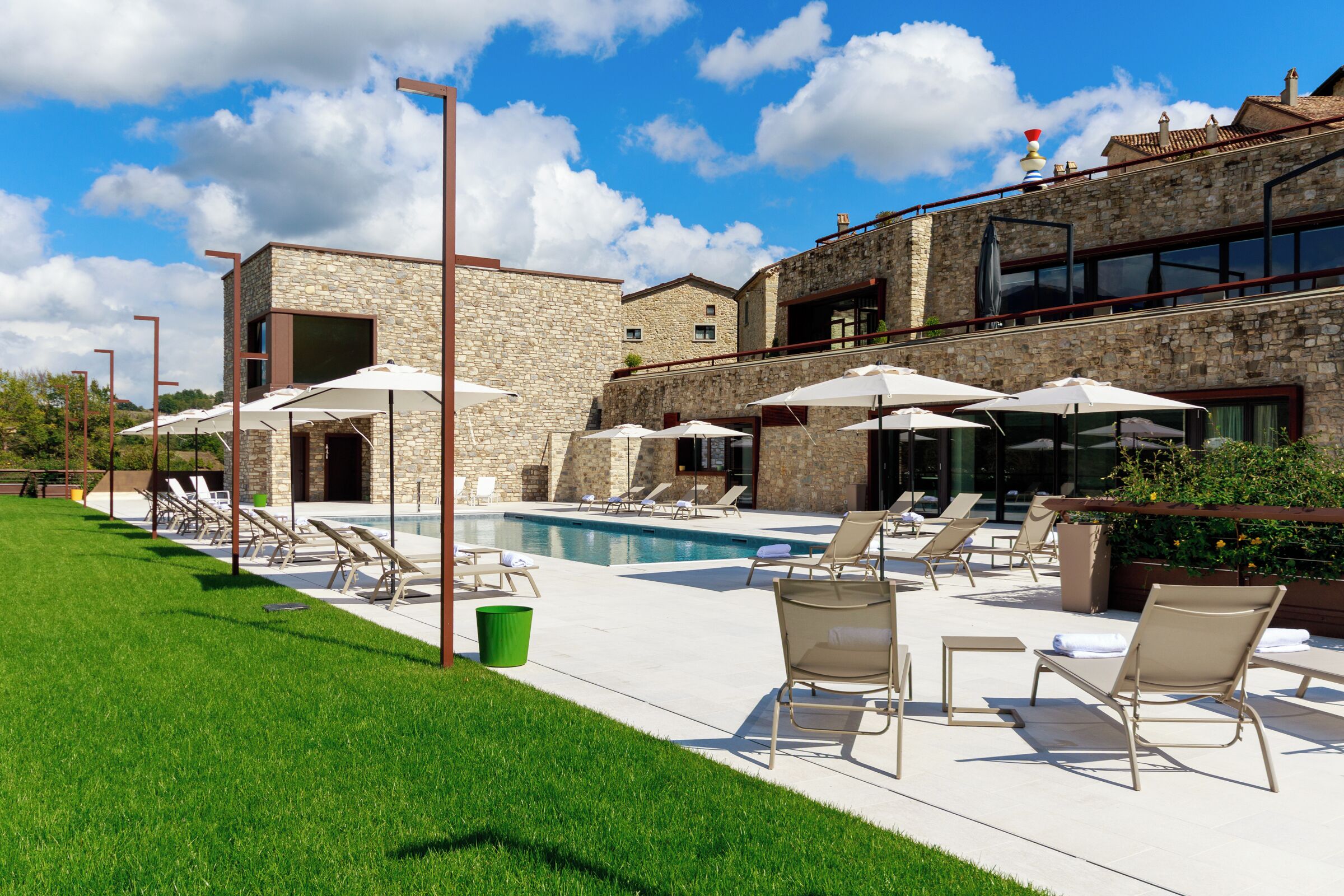 Piscine couverte, chaises longues