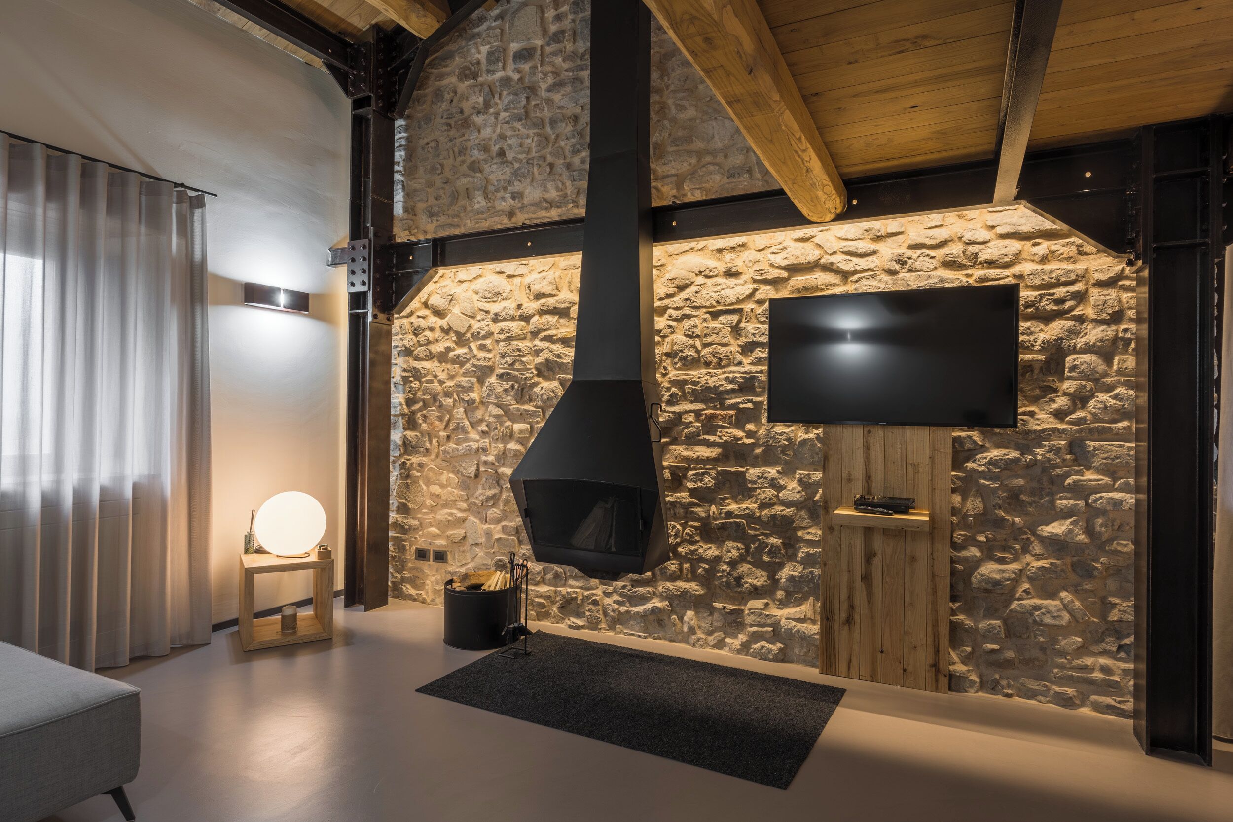 シグネチャー スイート | リビング エリア | 32 インチの液晶テレビ (デジタル放送視聴可)、テレビ