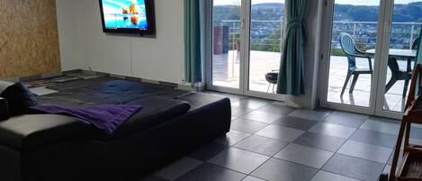 舒适公寓 | 客厅 | 127-厘米纯平电视(配备卫星频道)、电视、电脑