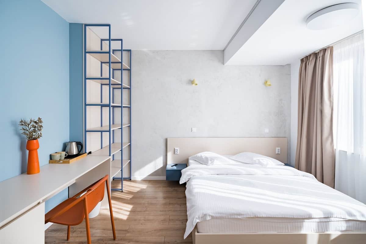 Een minibar, een kluis op de kamer, een bureau, geluiddichte muren