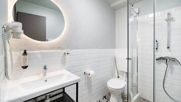 Standard Twin Room, 2 Single Beds | Bathroom | Shower, free toiletries, hair dryer, towels