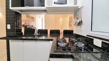 Comfort Apartment, 2 Bedrooms, Kitchen, City View | Private kitchen | Oven, stovetop, cookware/dishes/utensils