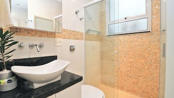 Comfort Apartment, 2 Bedrooms, Kitchen, City View | Bathroom | Shower, towels