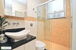 Apartamento conforto, 2 quartos, cozinha, vista para a cidade | Banheiro | Chuveiro, toalhas de banho