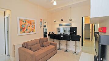 Apartamento conforto, 2 quartos, cozinha, vista para a cidade | Área de estar | TV