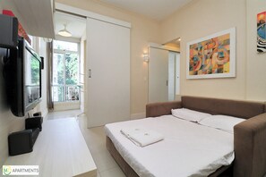 Departamento Confort, 2 habitaciones, cocina, vista a la ciudad | Área de sala de estar | Televisión 