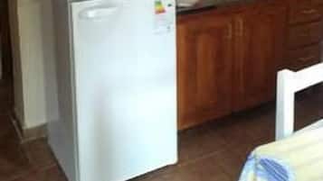 Apartment I | Private kitchenette | Fridge, stovetop, cookware/dishes/utensils