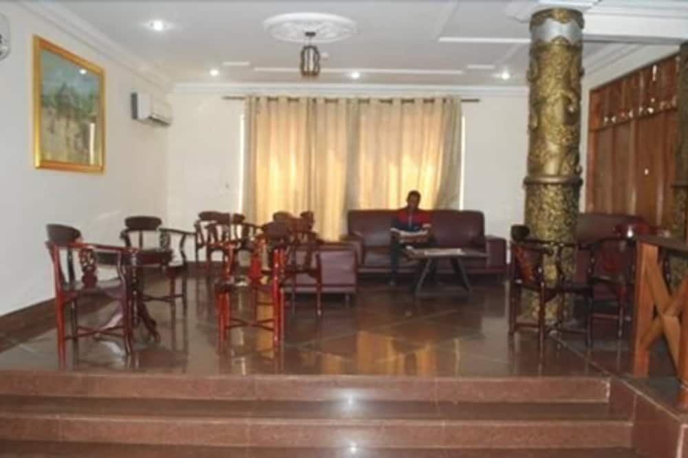Ampomaah Hotel