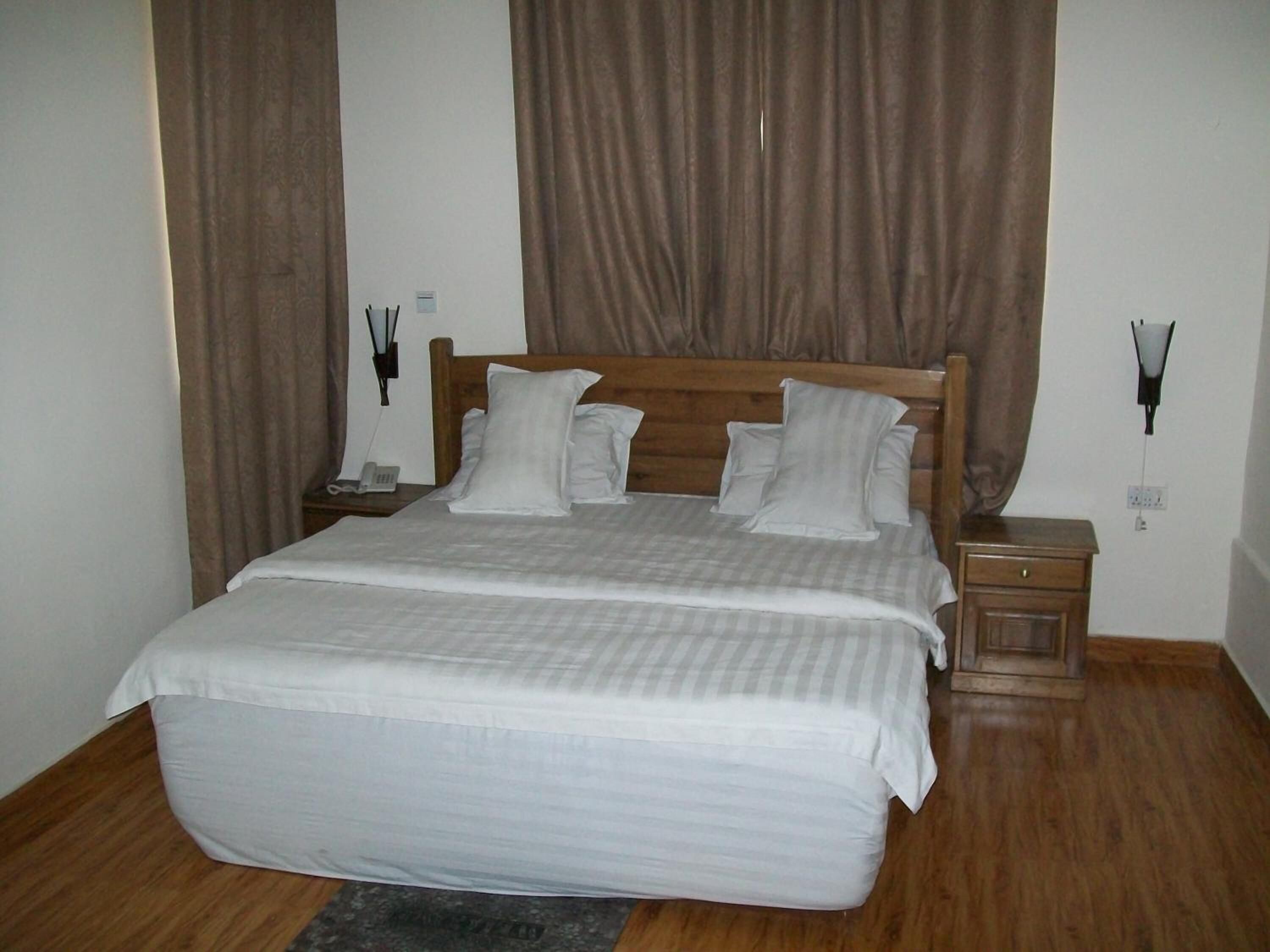 Minibar, meja kerja, kedap suara, dan setrika/meja setrika