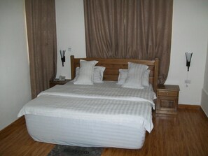 Minibar, escritorio y sistema de insonorización 