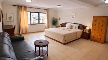 Double Room | Minibar, desk, soundproofing, iron/ironing board
