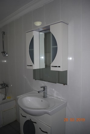 Baignoire profonde, articles de toilette (gratuits), peignoirs