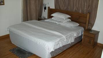 Minibaari, työpöytä, äänieristys, silitysrauta/-lauta