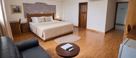 Habitación doble | Minibar, escritorio, insonorización y tabla de planchar con plancha