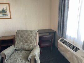 Room, 1 King Bed | Desk, free WiFi, bed sheets