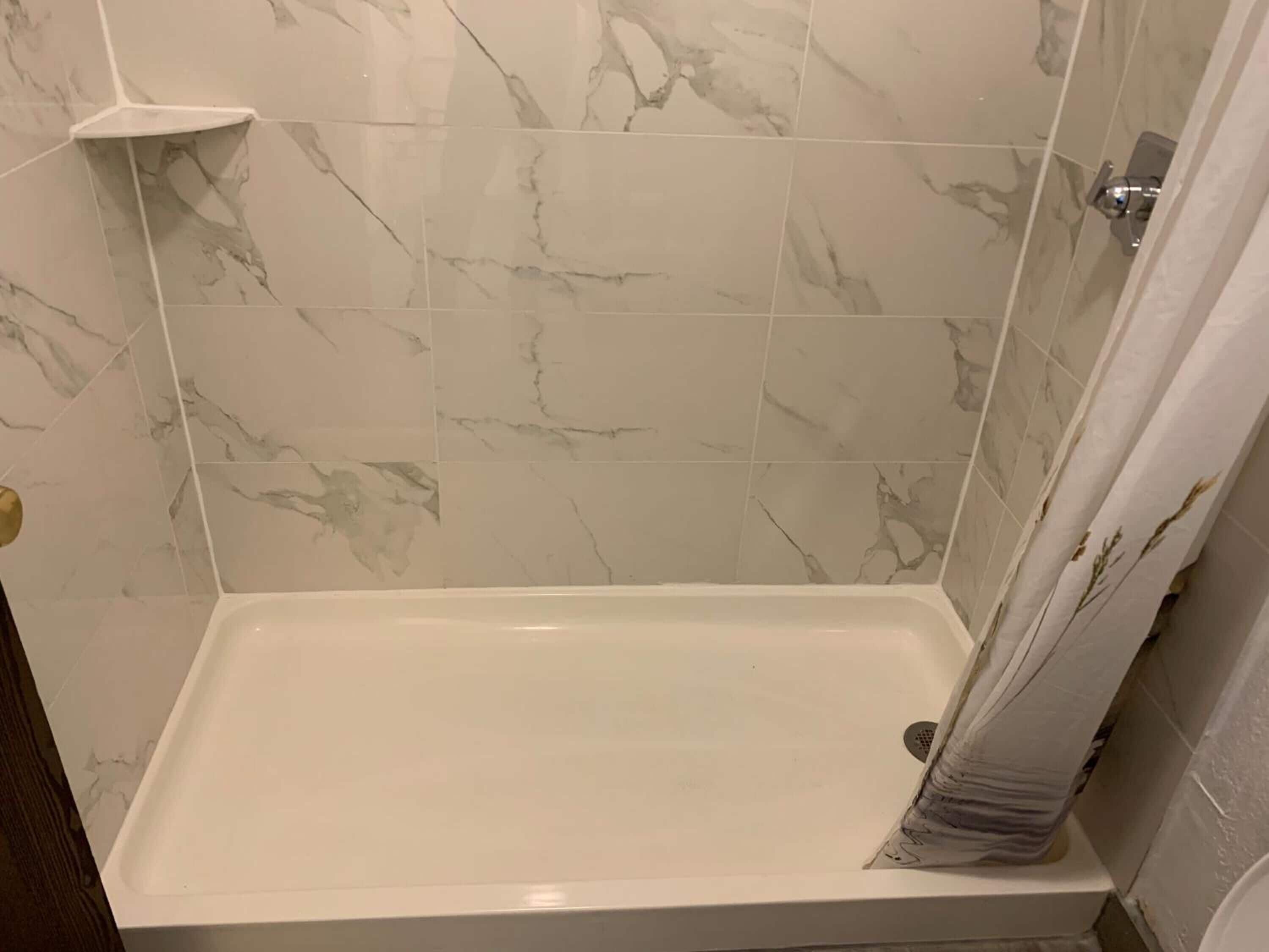 Een douche, gratis toiletartikelen, handdoeken