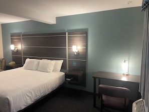 Room, 1 King Bed | Desk, WiFi (free), bed sheets - Landmark Inn (Osawatomie)