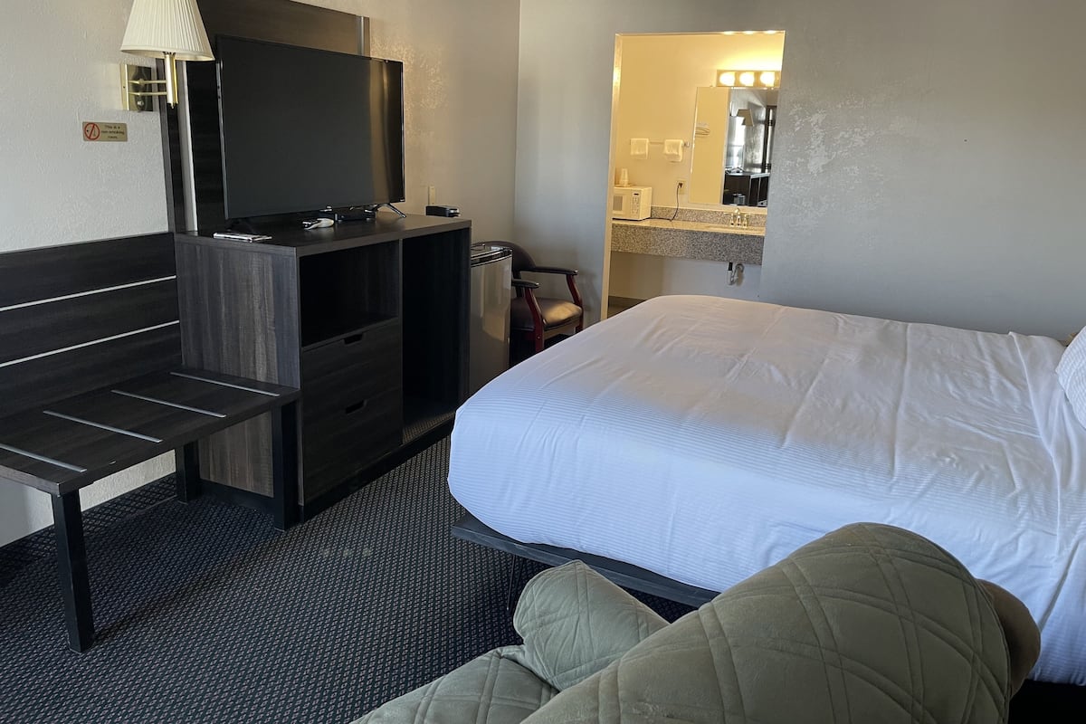 Room, 1 King Bed | Desk, free WiFi, bed sheets