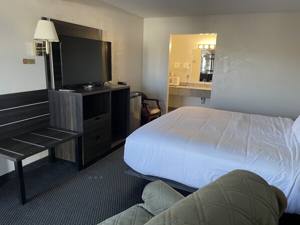 Room, 1 King Bed | Desk, free WiFi, bed sheets