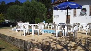 Outdoor pool, pool umbrellas, sun loungers - Pousada Padre Toledo (Tiradentes)