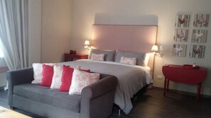 Ropa de cama de alta calidad y caja de seguridad en la habitación 