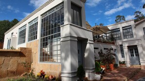 Un edificio con grandes ventanales y fachada de piedra.