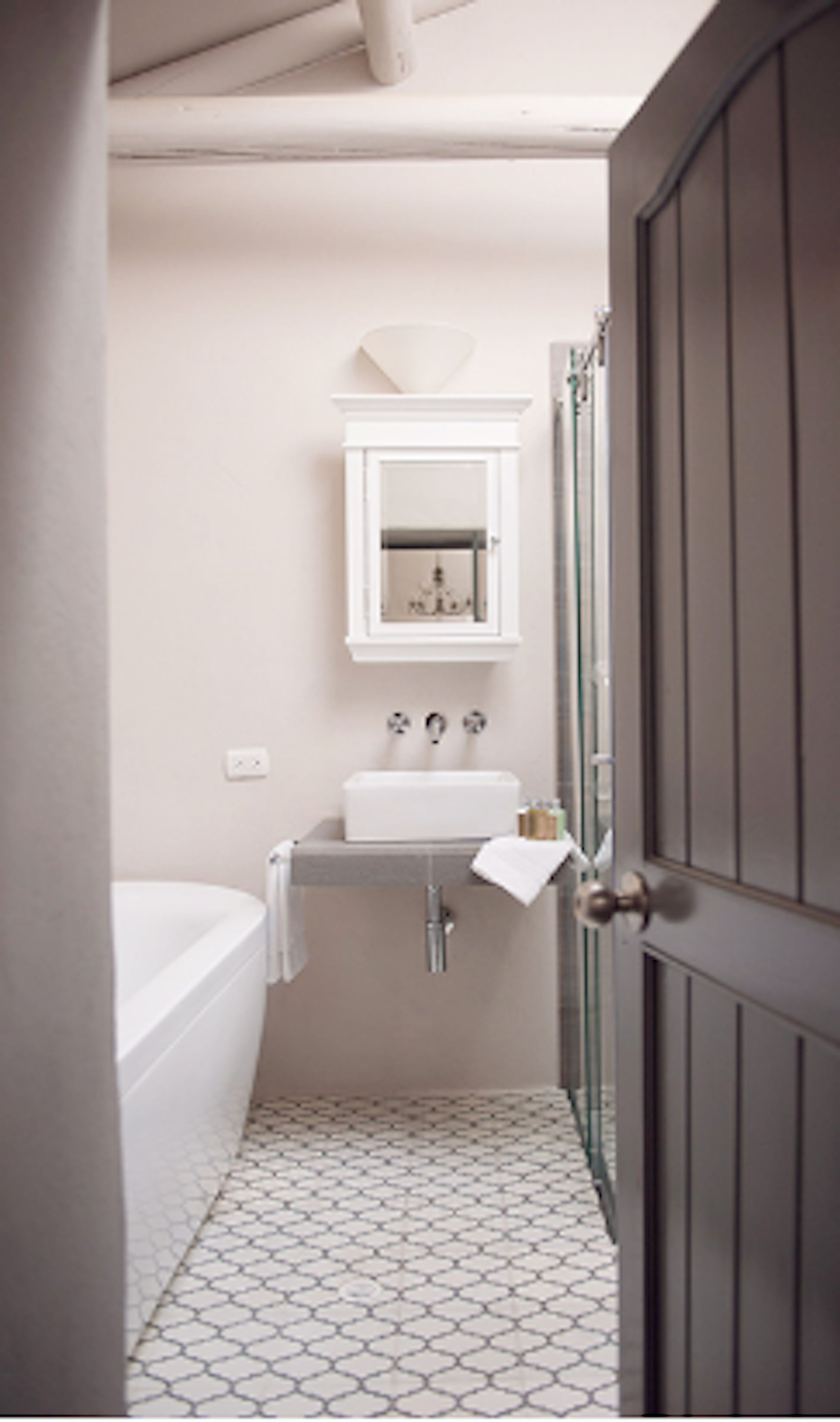 superior double room, 1 king bed, jetted tub | bathroom | free toiletries, towels