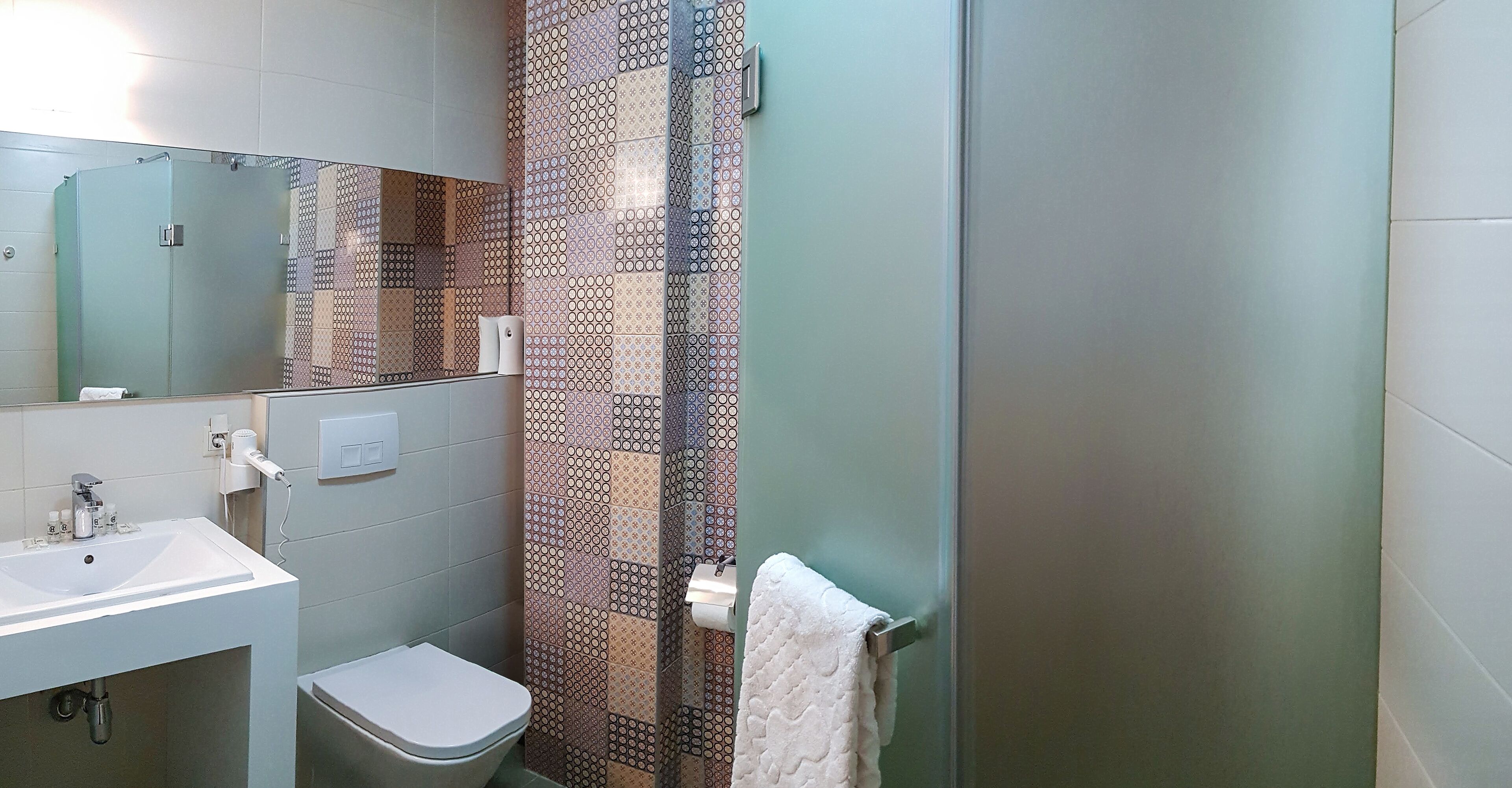 standard double room | bathroom | shower, free toiletries, hair dryer, towels