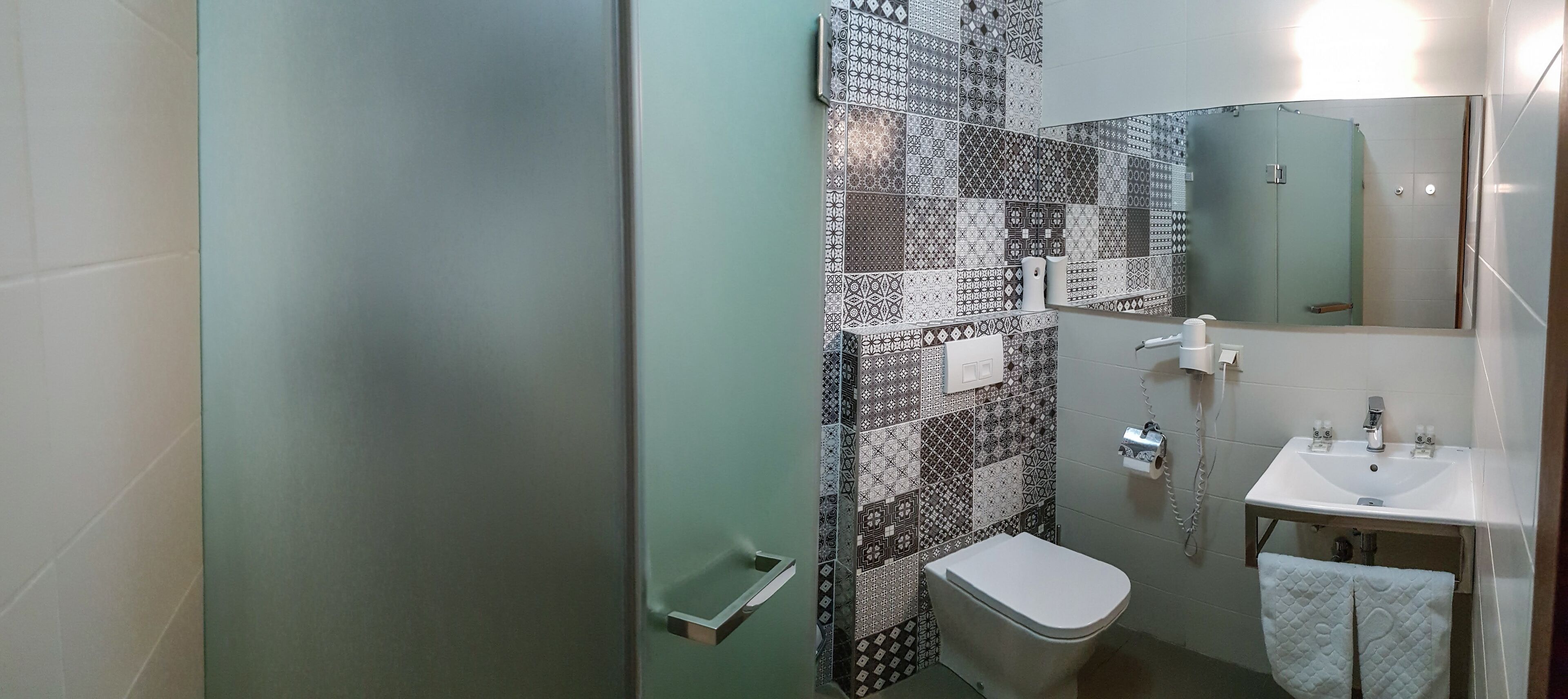 standard twin room | bathroom | shower, free toiletries, hair dryer, towels
