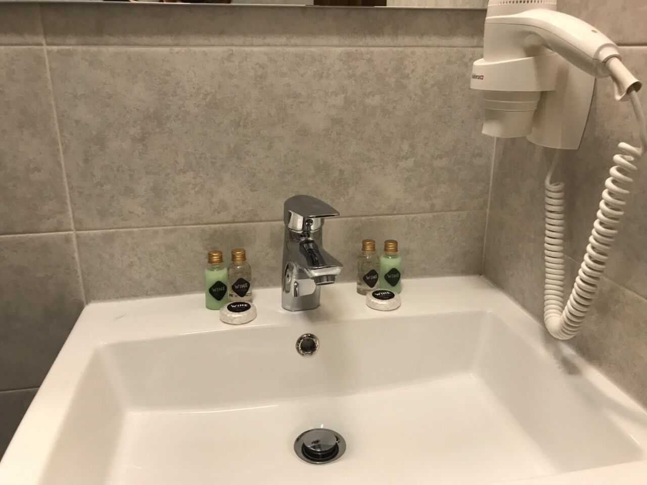 economy double room | bathroom | shower, free toiletries, hair dryer, towels